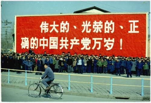 Spectators in front of a large sign on Nixon’s motorcade route in China.